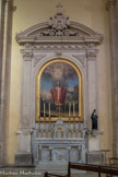 <center>Lorgues</center>Le retable de saint Martinest décoré de feuilles d'acanthes dans les écoinçons et sur l'agrafe ; les pilastres sont surmontés d'une tête d'angelot ailée ; la frise de l'entablement est ornée d'une guirlande de feuilles de laurier et de fleurs ; le tympan du fronton est décoré de feuillages au-dessus desquels se dresse un cartouche à enroulements de cuir, flanqué de deux fleurs et surmonté d'une croix ; le décor du cartouche représente une crosse et une croix entrecroisées à l'arrière d'une mitre. Ricard (sculpteur), 1884. Le tableau représente au premier plan, saint Martin en évêque ; à l'arrière plan, devant l'entrée d'une ville, saint Martin est représenté en soldat romain, à cheval, en train d'offrir à un pauvre homme un pan de son manteau ; la partie supérieure de la toile est occupée par des angelots. 1884.