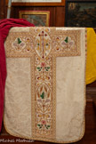 <center>L’ermitage de Saint-Ferréol</center>Un ensemble de vêtements liturgiques richement ornés, du XVIIIème siècle