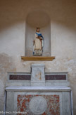 <center>L'église Saint André.</center>Statue de Saint Louis. Sur l'antependium, la croix de Saint André.