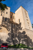 <center>Le château de Meyrargues</center>Il a été considérablement remanié à la Renaissance (fenêtres à
meneaux),