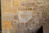 <center>Le château de Meyrargues</center>Inscription antique provenant de l'aqueduc, conservée sur un mur du
château : PIV MIO FLA  REIIANO
MION…