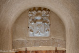 <center>Le château de Meyrargues</center>Armoiries au-dessus de la porte d'entrée.