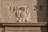 <center>Le château de Meyrargues</center>1638 : les Valbelle prennent possession du château. Les armes sont celles de Marguerite-Delphine de Valbelle, dame de Tourves,  qui épousa André Geoffroy de Valbelle, un cousin éloigné. Au centre, le lévrier des de Valbelle, entourés des lions couronnés, car ils étaient vicomtes de Marseille et de la croix des ducs de Toulouse. Au-dessus, la couronne de duc.