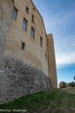 <center>Le château de Meyrargues</center>Au bas, il y avait les prisons où furent enfermés, en 1308,  27 templiers. On aperçoit une de ses fenêtres.