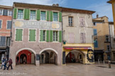 <center>Montélimar</center>Place  du marché. Ancienne place au blé, devenue ensuite place aux herbes, elle n'a conservé de l'Ancien Régime que quatre arcades du XVIe siècle.