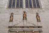 <center>Montélimar</center>Collégiale Sainte-Croix. La Vierge entourée de saint Paul, à gauche, et de saint Pierre, à droite.