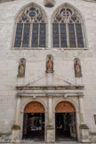 <center>Montélimar</center>Collégiale Sainte-Croix. Dans les années 1480, il est décidé de construire une nouvelle église plus vaste, pour accueillir les fidèles toujours plus nombreux, pour centraliser les offices religieux et l’administration des sacrements. La campagne de construction commence en 1485, on ne garde de l’ancienne église que le massif de base du clocher, la nouvelle construction est de style « gothique flamboyant ».