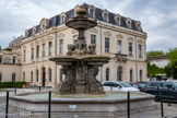 <center>Montélimar</center>Fontaine de la place Loubet, fontaine des quatre saisons. L'eau jaillit de quatre mascarons représentant les quatre saisons. De face, l'été avec des épis de blé, à gauche l'automne avec des grappes de raisin, à droite, le printemps avec des fleurs. Derrière, le palais de justice.