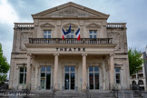 <center>Montélimar</center>Théâtre Emile Loubet. Le théâtre, de style néo-classique, a été construit de 1882 à 1885 durant le mandat d’Emile Loubet, Maire de Montélimar (Président de la République française de 1899 à 1906). L’Architecte de la Ville, Adam Niewarowicz a assuré la construction de l’édifice. Celle-ci a duré 3 ans. Vivement critiqué par les journaux de l’époque pour son esthétique, son orientationface au mistral et son agencement intérieur, le Théâtre de Montélimar a tout de même déplacé les foules pour son inauguration. Une représentation a été donnée pour cette occasion, le 11 février 1885. En 2006 il a dû fermer ses portes car il n’était plus aux normes. Après l’entière réfection des façades et de la toiture du bâtiment en 2014-2015, la réhabilitation de l'intérieur a été réalisée par le cabinet d’architecture « Maria Godlewska ». de 2017 à 2019.