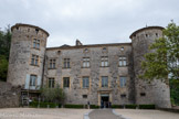 <center>Vogüé</center>Le château de Vogüé. Façade nord du XVIIe siècle, avec une grande porte à bossage.