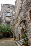 <center>Vogüé</center>Le château de Vogüé. La cour intérieure avec les portes du grand escalier et celle de la salle Rochemure.