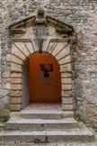 <center>Vogüé</center>Le château de Vogüé. La grande porte d'entrée à bossages ornée d'un fronton brisé triangulaire date typiquement du règne de Louis XIII, époque où les Vogüé reprirent possession du château.