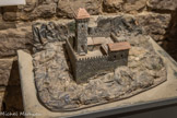 <center>Vogüé</center>Le château de Vogüé au XIIIe siècle. Essai de reconstitution. Maquette : Pierre Mathian. En 1206, quatre tours se trouvent dans le village de Vogüé : le donjon, la tour de Viallaure, la 