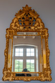 <center>Vogüé</center>Le château de Vogüé. Miroir à parecloses (XVIIIe s.)
Cadre en bois d’or typique de cette époque