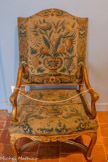 <center>Vogüé</center>Le château de Vogüé. Fauteuil Louis XV, 1er quart XVIIIe siècle. Quatre fauteuils à la reine à pieds et accotoirs galbés, entretoise en X, garnis de tapisserie au petit point à motifs de fleurs et de fruits.