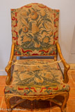 <center>Vogüé</center>Le château de Vogüé. Fauteuil Louis XV, 1er quart XVIIIe siècle. Quatre fauteuils à la reine à pieds et accotoirs galbés, entretoise en X, garnis de tapisserie au petit point à motifs de fleurs et de fruits.