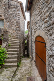 <center>Vogüé</center>La rue des Puces. Ce quartier de Vogüé, aux maisons très serrées, est la partie la plus ancienne du village historique (XIVème. siècle). Ces rues typiques coupées d’arcades, sont bordées par des maisons d’architecture diverse.
Certaines de ces maisons remontent au Moyen âge, d’autres accusent la période consécutive à la guerre de 100 ans (XVème siècle), d’autres datent du lendemain des guerres de religion (XVIIe siècle).
Ces vieux logis scandent ainsi avec fidélité les grandes étapes de l’histoire architecturale du Vivarais.