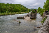 <center>Vogüé</center>Moulin seigneural ruiné au bord de l'Ardèche. Ce moulin à blé fut construit en 1458 sur les ordres de Pierre IV, seigneur de Vogüé. Toute une partie de ce moulin fut emportée par la très forte crue de 1890.