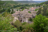 <center>Vogüé</center>Le château vu du chemin qui mène à la chapelle Sainte Cérice, et qui était, dans le passé, la route principale d’accès au village.