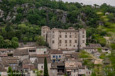 <center>Vogüé</center>Le château de Vogüé. Monument historique privé, appartenant à la famille De Vogüé, bâti au XIème siècle autour d’un donjon carré, détruit aujourd’hui.
Au XVème siècle, de grandes transformations lui donnent son aspect actuel. Au XVIIème siècle apparaissent les larges fenêtres, les œils-de-bœuf, le balcon et les jardins suspendus ainsi que la grande porte sur la façade s’ouvrant sur un grand parc.
C’est dans ce château rénové qu’aurait logé en 1629 le roi Louis XIII qui venait d'écraser la citadelle privadoise.