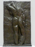 <center></center>Nu de dos II Issy-les-Moulineaux, 1913 Bronze, fonte Rudier, ca. 1965
Don de Mme Jean Matisse à l'État français pour dépôt au Musée Matisse, Nice, 1978. Il existe quatre versions différentes du Dos, la première de 1909, la dernière de 1931. Il ne s'agit pas d’une série, mais plutôt d'une « même sculpture passée par plusieurs états » (Marguerite Duthuit). Chacune des épreuves correspond à une étape de son évolution que l'artiste a jugée significative. Chaque version est travaillée à partir d'un tirage en plâtre de la précédente. Dos III est ainsi conçu à partir d'un moulage de Dos II sur lequel Matisse travaille en manipulant le plâtre durci avec des ciseaux ou autres outils. D'une épreuve à l'autre, la figure se simplifie et tend à incorporer dans sa structure la verticalité du mur sur lequel elle s’inscrit.