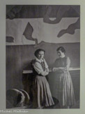 <center>LA PISCINE</center>HÉLÈNE ADANT
Lydia Delectorskaya et Angela Rosengart devant La Piscine en cours d’élaboration
Le Régina, Nice, 1952