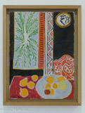 <center></center>Nature morte aux grenades
Vence, novembre 1947
Huile sur toile
Don d'Henri Matisse, 1953.
Ce tableau appartient à la série des Intérieurs de Vence, dernier grand ensemble de peintures réalisé à la villa Le Rêve, à Vence, entre 1946 et 1948. Cette série peut être considérée comme l'adieu de Matisse à la peinture puisque l’essentiel des années suivantes sera consacré à la réalisation de la Chapelle de Vence, intérieur et extérieur sont ici rapportés sur un plan unique et le cadre de la fenêtre s'inscrit, en le dédoublant, dans le cadre réel du tableau. Les divers objets apparaissent en silhouette selon l'effet de contre-jour exprimé par le grand aplat noir. Le long du bord droit de la fenêtre se détachent le motif en zig-zag de l’un des fragments de tissus kuba que possédait l'artiste, ainsi qu’un médaillon en plâtre portant le profil de Camille Joblaud, sa première compagne. Nature morte aux grenades fait partie de la donation initiale de l'artiste à la Ville de Nice en 1953. En 1949, Matisse réalise pour l'office du tourisme une affiche à partir de la reproduction de cette peinture qu’il accompagne des mots, tracés de sa main, « Nice, Travail & Joie ».