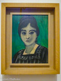 <center></center>HENRI MATISSE
Tête de Lorette sur fond vert
1916
Huile sur toile
Legs de Madame Henri Matisse, 1960. Lorette, un modèle qui pose pour Matisse à partir de 1916, a figuré dans une cinquantaine de portraits. La pose frontale et hiératique de certaines de ces têtes de Lorette, comme celle du musée Matisse, de même que le support sur bois, rappellent les portraits funéraires égypto-romains dits « du Fayoum ».