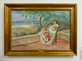 <center></center>CHARLES CAMOIN
Terrasse à Saint-Tropez
1937
Huile sur toile
Musée des Beaux-Arts Jules Chéret, Nice Dépôt du FNAC en 1952.
Matisse et Camoin se rencontrent par l'intermédiaire de Marquet en 1899. Dix ans plus jeune que Matisse, le Marseillais fait comme le maître ses classes au sein de l’atelier Moreau avant de travailler avec lui et Marquet au Louvre et à l’académie Camillo, ou encore dans l’atelier de Manguin aux Batignolles. Si les des deux artistes ont des orientations esthétiques divergentes à partir de 1904, Camoin restant attaché au groupe des Fauves, leur amitié demeure étroite et durable, comme en témoigne leur abondante correspondance. Camoin fréquente régulièrement les Matisse à Issy-les- Moulineaux et séjourne même avec eux à Tanger durant l’hiver 1912-1913. Dans les années 1940, alors installé à Saint-Tropez, le peintre intervient pour l’hospitalisation de Matisse à Lyon puis le visite régulièrement à Nice lors de sa convalescence.