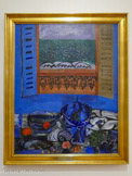 <center></center>RAOUL DUFY
Nature morte au poisson et aux fruits 1920-1922 Huile sur toile
Musée des Beaux-Arts Jules Chéret, Nice Legs de Madame Émilienne Dufy en 1962.
Originaire du Havre, Raoul Dufy fait ses classes aux Beaux-Arts, dans l'atelier de Léon Bonnat. Lorsqu’il découvre en 1905 l'œuvre de Matisse Luxe, Calme et Volupté au Salon des indépendants, il déclare avoir «compris tout de suite la nouvelle mécanique picturale» et adhère spontanément à l’aventure fauve aux côtés de Vlaminck, Derain ou encore Marquet. Cette admiration est pourtant loin d'être réciproque, Matisse ne manquant pas une occasion d’exprimer son aversion à l'égard du Havrais, « roublard comme un épicier, mais idiot quant à la peinture», allant même jusqu'à l’accuser de plagiat