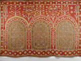 <center></center>« Moucharabieh » rouge
Afrique du Nord ou Inde du Nord?
Fin XIXe-début XXe siècle
Coton, broderie d'application avec parties ajourées.
Ancienne collection Henri Matisse Collection particulière, en dépôt au Musée Matisse Nice .
Souvent appelé « moucharabieh » par les historiens de l'art par analogie avec les paravents architecturaux du même nom présents dans l'architecture traditionnelle de tout le monde islamique, ce tissu ajouré faisait partie de la vaste collection textile de Matisse. Son origine reste incertaine, certains spécialistes remettant en cause une provenance nord-africaine pour le rapprocher d'éléments de tentes produites dans le nord de l'Inde.