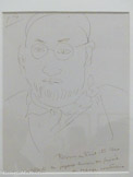 <center></center>HENRI MATISSE
Autoportrait
Ca. 1945
Plume et encre de Chine sur papier vélin
contrecollé sur carton
N° inv. : 64.1.1
Cet autoportrait, dédicacé à Albert Marquet, sur le mode amical, peut être situé au milieu des années 1940. L'artiste porte un bonnet semblable à celui que Ton voit dans les photographies prises durant cette période par Henri Cartier-Bresson. Il existe un autre autoportrait dédicacé «À mon cher Marquet», dit Autoportrait aux fleurs, dans lequel Matisse, non moins drolatique, se représente sous la forme d'un minuscule personnage en train de rédiger sa missive près d’une table au bas d’un arrangement de fleurs prototypiques.
Mention manuscrite en bas du dessin : « Reconnais-tu cher albert (sic) le joyeux luron qui faisait du tapage nocturne.»