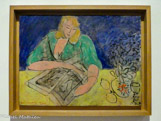 <center></center>HENRI MATISSE
Lectrice à la table jaune
Vence, 1944 Huile sur toile
Legs de Mme Henri Matisse, 1960.
En 1943, Matisse quitte Nice, menacée par les bombardements de la Seconde Guerre mondiale, pour la villa Le Rêve à Vence où il reste jusqu'en 1949. Peinte au printemps 1944, la Lectrice à la table jaune fait partie des nombreux tableaux de la période dite « de Vence». Matisse y reprend, avec son modèle et assistante Annelies Nelck, le thème, récurrent dans son œuvre, de la lecture. Dans ce tableau, composé d’aplats colorés, sur lesquels se détachent les traits du modèle, celui- ci, bras appuyés sur une table, pose son regard sur un livre ouvert. Un bouquet de fleurs, des grenades et un verre à vin du Rhin, objet également conservé dans les collections du musée, complètent la composition qui s’articule entre deux registres horizontaux, l’un bleu, pour le fond, l'autre jaune, pour la table. Matisse cherche à exprimer l'émotion entre la ligne et la couleur, et, par la simplification des formes, à créer un univers de signes, serein et lumineux. Un signe pour chaque chose.