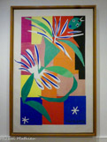 <center></center>Danseuse créole
Nice, 1950
Papiers gouachés, découpés, collés sur papier Canson blanc, marouflé sur toile tendue sur un châssis
Don d'Henri Matisse, 1953.
La Danseuse créole fait ressurgir le thème de la danse auquel, dès le départ, la technique de la gouache découpée avait été associée. Dès 1920, en effet, c'est en réalisant les maquettes des costumes du ballet le Chant du Rossignol, produit par Diaghilev, que Matisse conçut des formes découpées destinées à être disposées sur les costumes des danseurs. Et c’est en travaillant aux maquettes du panneau de La Danse, commandée par le docteur Bames en 1930, qu’il utilisa, de nouveau, des feuilles de papier préalablement colorées et découpées au fur et à mesure que la composition évoluait.