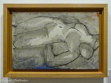 <center></center>Nu renversé étendu sur le dos
Vence, ca. 1946 Huile sur toile
Don des héritiers de l'artiste, 1963.
Semblant être traité comme une esquisse, Nu renversé, étendu sur le dos est en réalité une peinture longuement travaillée. Quelques traces de bleu et de rouge en témoignent, apparaissant par endroits dans la monochromie nuancée des gris.
Ce travail, abordé par intermittence, laisse dans l'imprécision la date à laquelle il a débuté. Le rendu pictural très subtil du volume épanouit le nu par les gradations et la lumière des gris dans l’arc de cercle que décrit sa pose, laquelle donne à la forme sa plénitude.
La pose du Nu étendu rejeté en arrière avait beaucoup intéressé Matisse dans les années 1930, inspirant, en particulier, en 1935-1936, une floraison de dessins à la plume ainsi qu’une étude au fusain appartenant au musée {Nu renversé au grand feuillage, 1936). On y reconnaît, par anticipation, une même conception de la forme.
Enfin, la dernière expression du motif est donnée par la gouache découpée; plusieurs des nus de La Piscine (1952) apportent un ultime témoignage de l'intérêt persistant de Matisse pour les ressources plastiques de cette attitude.