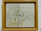 <center></center>Figure endormie
Nice. 1941
Huile sur toile, traces de traits au crayon
Don des héritiers de l’artiste, 1963.
Ce tableau, en forme d’esquisse, ou ce dessin réalisé au pinceau sur une toile, reprend la pose de la figure dormante que Matisse, à l'instar de Picasso (le Miroir,
1932, Femme aux cheveux jaunes, 1931 ) a utilisée dans de nombreuses œuvres depuis février 1935.
Lydia Delectorskaya raconte son origine. Alors qu'elle est attachée au service de l’épouse du peintre comme «dame de compagnie», la jeune femme est surprise inopinément par Matisse pendant qu'elle «écoutait la conversation». L’artiste lui intima soudain : «Ne bougez pas! et ouvrant son cahier, il me dessina, fixant une pose qui m'était familière : la tête couchée sur les bras croisés, appuyée sur le dossier du siège. Ensuite de telles improvisations se reproduisent de plus en plus souvent».
La première œuvre figurant Lydia Delectorskaya dans cette pose s’intitulera Les Yeux bleus, suivie par Le Rêve. La Blouse bleue et La Blouse slave à la bergère fond violet. De nombreuses jeunes filles dormant à la blouse roumaine développeront le thème au tournant des années 1940, avant la multiplication des dessins de variations. L’apaisement niçois prend ici la forme d’un sommeil végétal auquel Matisse donnera la qualité d'une «éclosion»