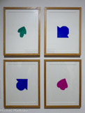 <center></center>Éléments de papiers gouachés découpés non utilisés dans ses œuvres par Henri Matisse. À partir de la fin des années 1940, la gouache découpée s'affirme comme un mode d'expression autonome et de plus en plus monumental. Muni de grands ciseaux, l’artiste découpe toutes sortes de formes dans des feuilles de papier préalablement couvertes de gouache par ses assistantes. Les motifs découpés sont épinglés sur un support, sans doute par Matisse lui-même pour les petits formats, par ses assistantes suivant ses indications pour les œuvres de grandes dimensions exécutées sur les murs de l’atelier. Les marques des épingles sont d’ailleurs encore visibles sur les découpages. Épingler les formes permettait de les déplacer autant que cela était nécessaire pour trouver leur juste place dans l’ensemble. Lorsque Matisse estimait l’œuvre achevée, les découpages étaient reportés à partir d’un calque puis collés sur un support marouflé sur toile.
Après la mort de l’artiste en 1954 sont restés dans son atelier des centaines d’éléments en papier gouaché découpé non utilisés dans ses œuvres. Toute la créativité du dernier Matisse s'y exprime avec une très grande liberté d’invention : de chaque petit fragment peut naître un motif, alors que tes contre-formes chues lors de la découpe trouvent presque toujours une seconde vie.