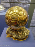 <center>Musée du Sport.</center>Ballon d'oe de France Football.