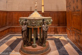 <center>Notre-Dame-de -Paris</center>Fonts baptismaux ornés de saint Jean-Baptiste, des douze apôtres et des quatre évangélistes