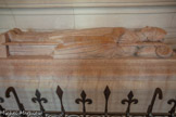 <center>Déambulatoire.</center>Le gisant de Louis-Ernest Dubois mort en 1929 se trouve dans le déambulatoire contre la clôture du chœur. Il a été réalisé par Henri Bouchar