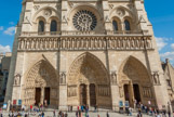 <center>Notre-Dame-de-Paris</center>Les trois grands portails ne sont pas tout à fait identiques. Le portail central, appelé portail du Jugement, est plus élevé et plus large que les deux autres, le portail Sainte-Anne (à droite ou au Sud) et le portail de la Vierge (à gauche ou au Nord). Celui-ci est surmonté d’un gâble triangulaire. Sur les piliers, à gauche, statue de saint Etienne, puis allégories de l'Eglise et de la Synagogue, et à droite, statue de st Denis.