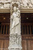 <center>Le portail de la Vierge. </center>Au trumeau, la Vierge à l’Enfant. La partie inférieure du trumeau, sous les pieds de la Vierge est ornée d’un superbe bas-relief en trois séquences représentant le passage d’Adam et Ève au jardin d’Éden ou paradis terrestre, et la tentation d’Adam suivie du péché originel. La seconde partie du bas-relief représente le péché originel. Le couple se trouve aux pieds de l’arbre de la connaissance du bien et du mal aux fruits défendus. Le diable a la forme d’une femme séduisante munie d’une longue queue de serpent. Il s’agit en fait de Lilith, personnage biblique absente de la bible canonique, mais présente dans les écrits rabbiniques du Talmud de Babylone.