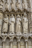 <center>Le portail de la Vierge. </center>A droite, Saint Jean-Baptiste, Saint-Etienne, Sainte Geneviève et le Pape Saint Sylvestre. Saint Denis et Sainte Geneviève sont avec Saint Marcel les saints patrons de Paris. Aux piédroits et aux faces latérales du trumeau, petits bas-reliefs représentant les travaux des mois chez le pauvre et chez le riche.