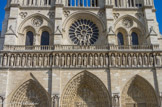 <center>Notre-Dame-de-Paris</center>Sur cette façade, 28 statues représentent les rois de Juda et d’israël, ancêtres du Christ. Au-dessus de ces personnages, de part et d’autres de la façade, on trouve les statues d’Adam et Eve. Ces statues ont été refaites par Viollet-le-Duc au XIXe siècle.