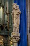 <center>Statue de la Vierge à l'Enfant dite « Notre Dame de Paris ».</center>Elle date du XIVe siècle et provient de la chapelle Saint-Aignan située dans l'ancien cloître des Chanoines de l'Île de la Cité. Elle fut transférée à Notre-Dame en 1818 et placée d'abord au trumeau du Portail de la Vierge en remplacement de la Vierge du XIIIe siècle mutilée en 1793. En 1855, Viollet-le-Duc la posa à son emplacement actuel.