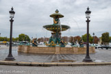 <center>Place de la Concorde</center>Pour la réalisation des statues ornant ces fontaines, l'architecte fait appel à de nombreux artistes : Jean-François-Théodore Gechter, Honoré-Jean-Aristide Husson, François Lanno, Nicolas Brion, Auguste-Hyacinthe Debay, Antoine Desboeufs, Jean-Jacques Feuchère, Antonin-Marie Moine, Jean-Jacques Elshoecht (dit Carle Elshoecht) et Louis-Parfait Merlieux.  Elles ont la particularité d'être en fonte de fer, selon le choix d'Hittorff. La fontaine fluviale est composée de figures assises représentant le Rhin et le Rhône, des produits des régions arrosées (raisins, blé, fruits, fleurs), des statues de la Navigation fluviale, l'Agriculture et l'Industrie.