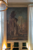 <center>Grande antichambre.</center>Paire de tableaux : architecture et ruines. Paltronieri Pietro. 1720-1740. Paire de toiles peintes représentant des caprices architecturaux en ruine envahis par la végétation où sont disposés ça et là quelques groupes de figures. La seconde toile représente au centre une femme agenouilées et son enfant, jouant avecun petit chien. Derrière eux, un autre groupe de deux hommes accompagnant un enfant et en fond de perspective, une femme et un enfant montant un escalier. Alentour, les ruines sont grandioses : à gauche des colonnes en marbre veiné rouge à chapiteaux ioniques encadrent des arcs et voisinent des colonnes cannelées supportant des frontons triangulaires, à droite une obélisque pointe vers le ciel et fait écho à la pyramide en arrière-plan.