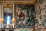 <center>Chambre d'apparat de Mme Thierry de Ville d'Avray.</center>Pièce murale (tapisserie) : Le Chameau ou Le Cheval Pommelé. Pierre-François Cozette. 1795. Au tout premier plan, en bordure inférieure, de nombreux poissons argentés et multicolores nagent dans une rivière calme. Au premier plan, au centre, se tient un lama blanc. Il est entouré de végétations exotiques, d’un flamant rose et d’un autre oiseau coloré. À droite, sous l’arbre fruitier, un cheval gris pommelé, à la crinière blanche, richement harnaché et couvert d’une étoffe décorée, est retenu par un homme noir. À gauche, un dromadaire (abusivement dit chameau) est monté par un singe tenant un fruit. Différents oiseaux exotiques sont représentés dans l’arbre, le ciel et dans la végétation. Dans cette oeuvre, le chameau monté par un singe remplace le cheval monté par un Indien de la tenture des « Anciennes Indes ».