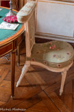 <center>Chambre d'apparat de Mme Thierry de Ville d'Avray.</center>Paire de chaises ponteuses en bois relaqué gris et mouluré. Le dossier est droit et l'assise est en forme de fer à cheval. Chaque chaise repose sur quatre pieds fuselés à cannelures couronnées de dés cubiques de raccordement à décor de rosaces à l'avant. Les pieds arrière sont largement inclinés. Garniture en tissu vert à motifs de fleurs champêtres.  Chaises ponteuses ou voyeuses d'époque Louis XVI, utilisée par les spectateurs autour d'une table de je