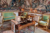 <center>Chambre d'apparat de Mme Thierry de Ville d'Avray.</center>Table de tric-trac. Acajou ; ivoire ; cuivre ; ébène ; basane. L'intérieur contient un jeu de tric-trac en ébène incrustée d'ivoire. <br> Canapé. Jean-Baptiste-Claude Sené. 1788-1791. Canapé en bois doré à quatre pieds tournés cannelés rudentés. La devanture convexe est sculptée de rais-de-coeur et de rosaces alternant avec des culots. Les supports d'accotoirs et accotoirs sont sculptés de feuilles d'acanthe, rais-de-coeur et perles. Le dossier carré est sculpté des mêmes motifs que la ceinture. L'assise et le dossier sont garnis d'un velours vert.
Ce canapé est exécuté en 1791 par Jean-Baptiste-Claude Sené (1748-1803) pour le salon de la Reine aux Tuileries. Il vient compléter le mobilier de Georges Jacob que le Garde-Meuble royal avait acquis du comte de Vaudreuil en 1788. Suite à l'incendie des Tuileries en 1871, il est envoyé à Versailles en 1884 et placé dans les petits appartements de la Reine. Il intègre les réserves du Mobilier national en 1999, et est déposé à l'Hôtel de la Marine dans le cadre de son remeublement.
Le mobilier du comte de Vaudreuil, grand fauconnier de France, consistait en un ensemble de salon comprenant dix grands fauteuils, quatorze fauteuils courants, six chaises, deux causeuses, six voyeuses et deux paravents. <br> Paire de chaises ponteuses) : Jean-Baptiste III Lelarge. En hêtre mouluré relaqué gris au dossier droit et à l'assise en fer à cheval. La chaise repose sur quatre pieds fuselés cannelés rudentés, les pieds arrière étant très inclinés. La ceinture est ornée d'une frise d'entrelacs interrompue par des dés cubiques à rosaces (une rosace manque à l'arrière). La garniture, couleur saumon, comporte des motifs de branches et fleurs de cerisier.